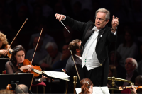 John Eliot Gardiner conducting an orchestra