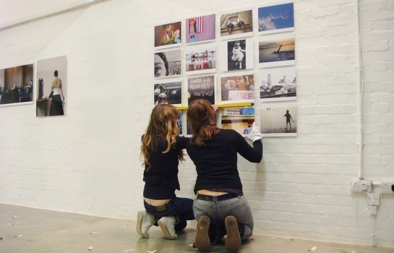 Photo women hanging pictures