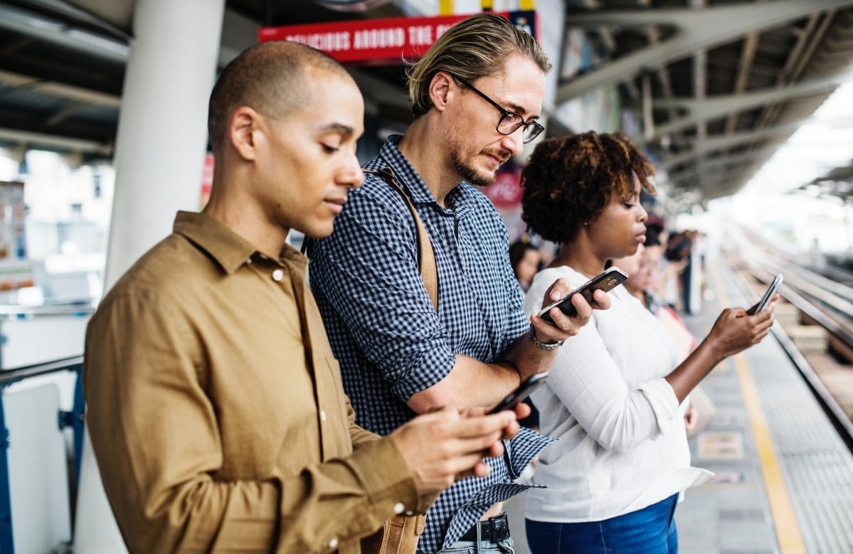 smartphone_use_at_railway_station