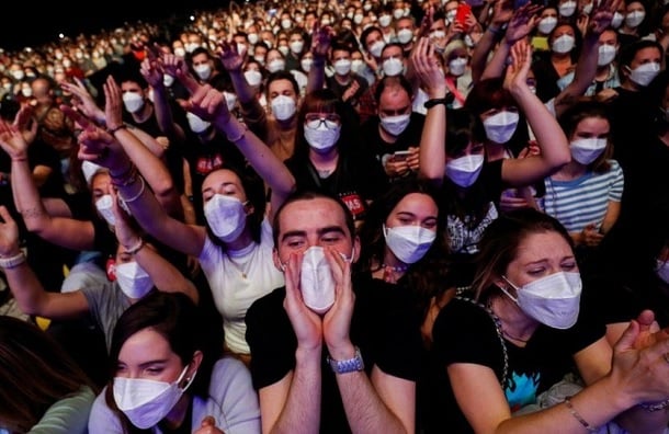 crowd_masked_barcelona