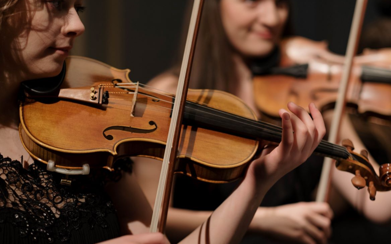 women playing the violin