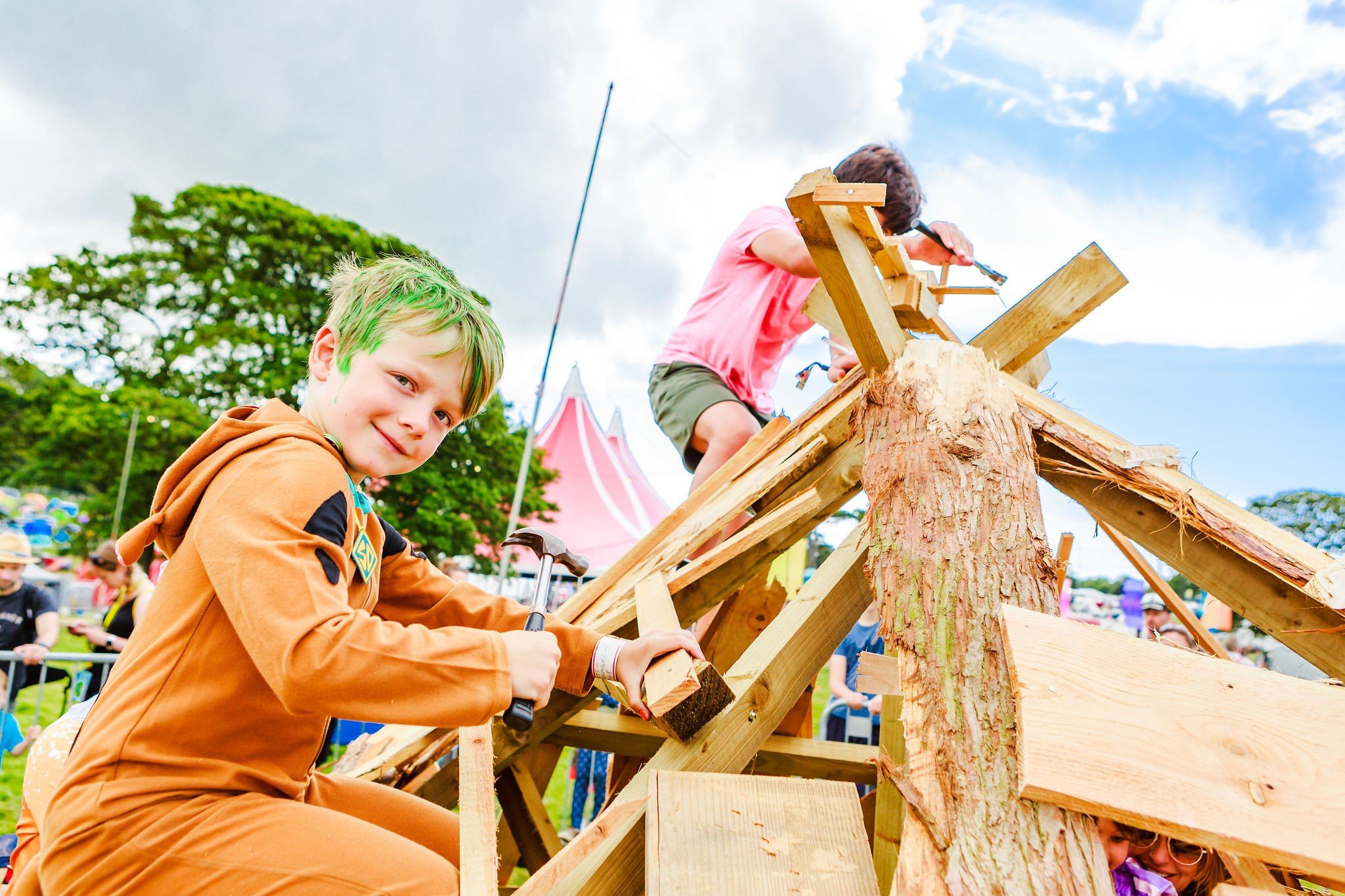 Woodlands Tribe Big Build in Bradford. Children Building huts with natural resources. Photo: Charlotte Wides/Bradford 2025
